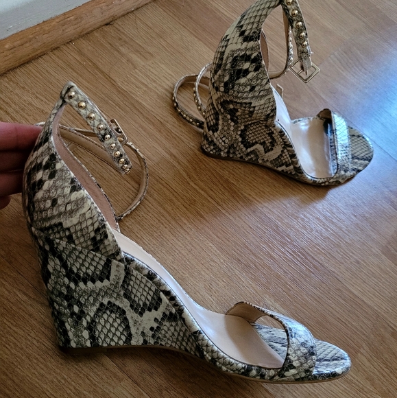 JLO Bannah Snakeskin wedge sandals - Picture 7 of 16